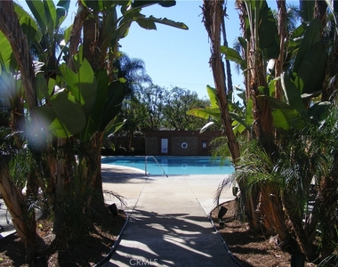 400 N Acacia Avenue - Photo Thumbnail 7