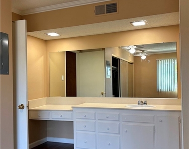 400 N Acacia Avenue - Photo Thumbnail 16