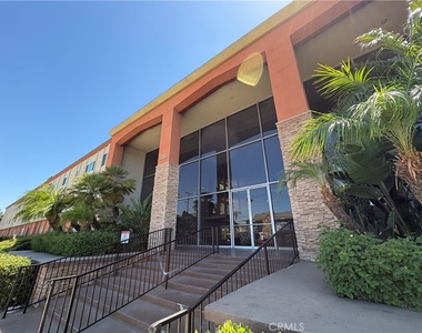 400 N Acacia Avenue - Photo Thumbnail 7