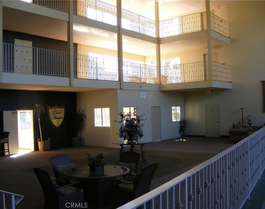 400 N Acacia Avenue - Photo Thumbnail 4