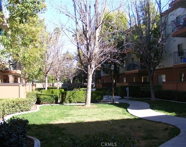400 N Acacia Avenue - Photo Thumbnail 3
