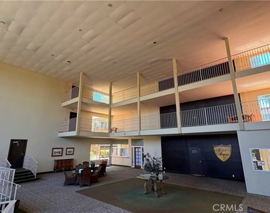 400 N Acacia Avenue - Photo Thumbnail 8