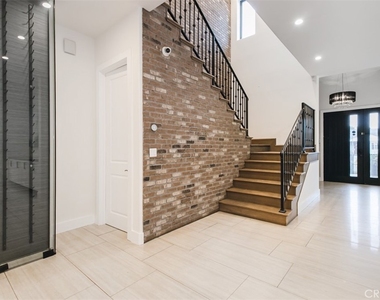5017 Hesperia Ave - Photo Thumbnail 9