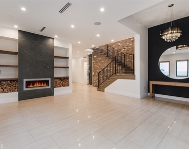5017 Hesperia Ave - Photo Thumbnail 8