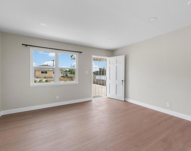 3103 N Olive Avenue - Photo Thumbnail 2