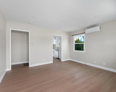 3103 N Olive Avenue - Photo Thumbnail 4