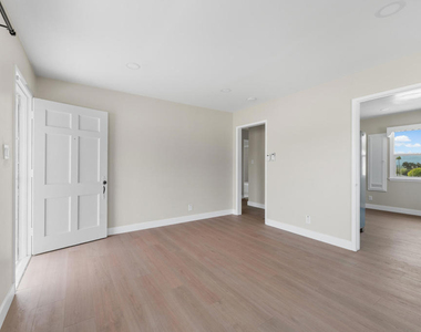 3103 N Olive Avenue - Photo Thumbnail 3