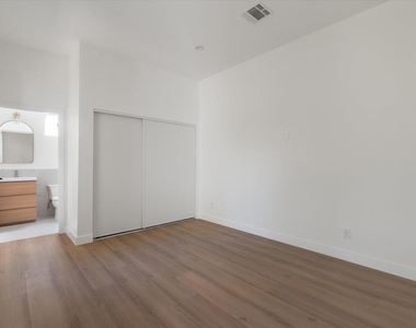 10558 Encino Avenue - Photo Thumbnail 15