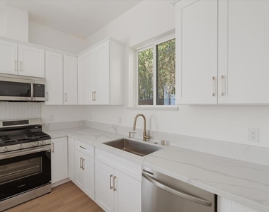10558 Encino Avenue - Photo Thumbnail 5