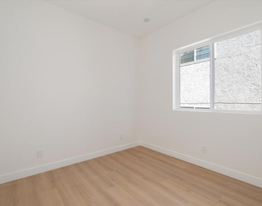 10558 Encino Avenue - Photo Thumbnail 9