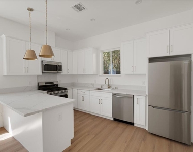 10558 Encino Avenue - Photo Thumbnail 3