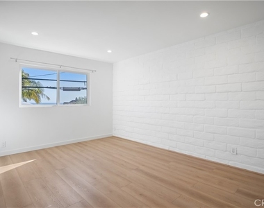 1105 N Coast Hwy - Photo Thumbnail 12