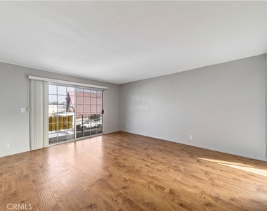 1308 E Oaks Street - Photo Thumbnail 3