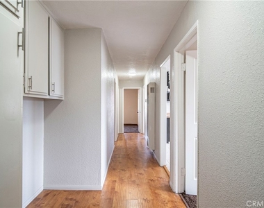 1308 E Oaks Street - Photo Thumbnail 2