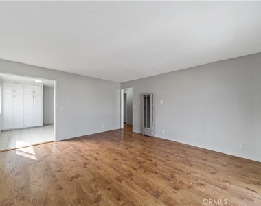 1308 E Oaks Street - Photo Thumbnail 4