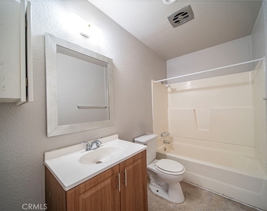 1308 E Oaks Street - Photo Thumbnail 5