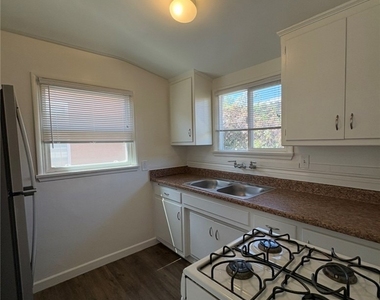9420 Las Tunas Drive - Photo Thumbnail 7