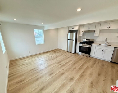 1021 Venice Boulevard - Photo Thumbnail 4