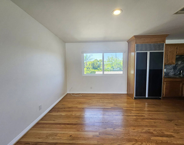 22040 Wyandotte Street - Photo Thumbnail 11