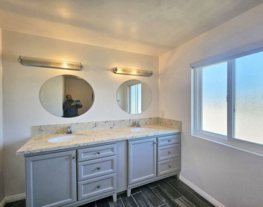 22040 Wyandotte Street - Photo Thumbnail 16