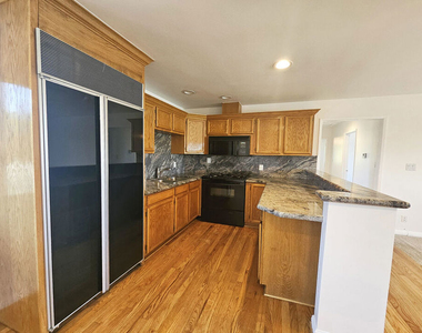 22040 Wyandotte Street - Photo Thumbnail 6