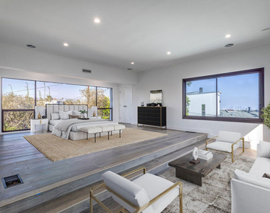 8424 Grand View Drive - Photo Thumbnail 11