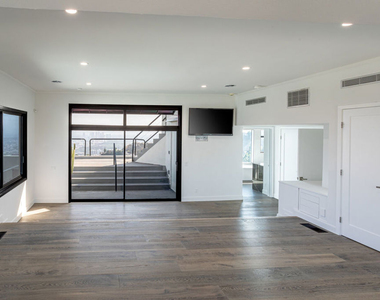 8424 Grand View Drive - Photo Thumbnail 13