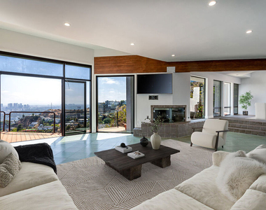 8424 Grand View Drive - Photo Thumbnail 3