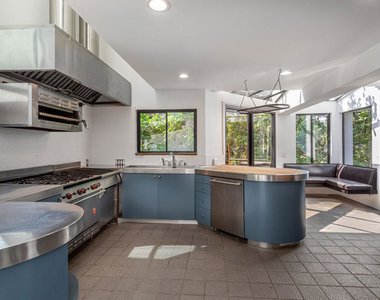 8424 Grand View Drive - Photo Thumbnail 4