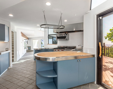 8424 Grand View Drive - Photo Thumbnail 5