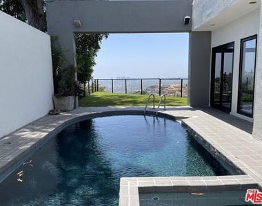 8424 Grand View Drive - Photo Thumbnail 2