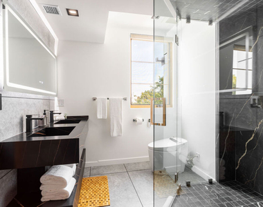 547 N Sweetzer Avenue - Photo Thumbnail 9