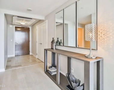 900 W Olympic Boulevard - Photo Thumbnail 12