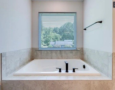 7 Limox Lane - Photo Thumbnail 23
