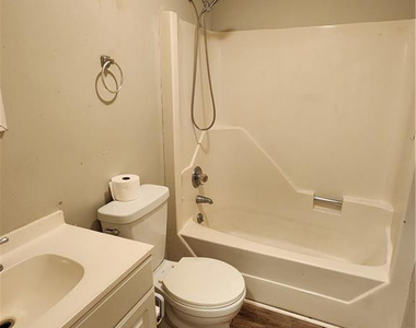 408 Sheila Street - Photo Thumbnail 6