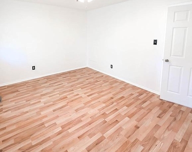 404 Liberty Court - Photo Thumbnail 23