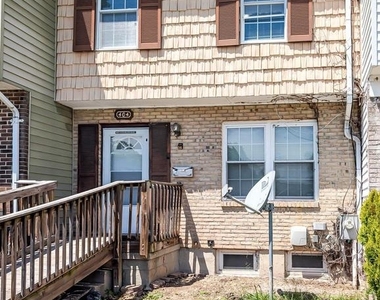404 Liberty Court - Photo Thumbnail 4
