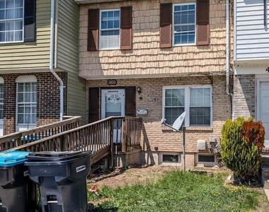 404 Liberty Court - Photo Thumbnail 3