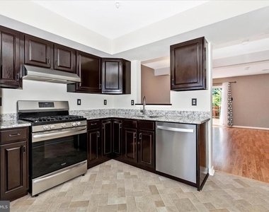 5621 Queen Anne Court - Photo Thumbnail 9