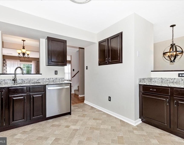 5621 Queen Anne Court - Photo Thumbnail 11