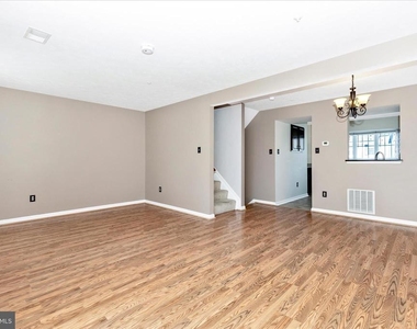 5621 Queen Anne Court - Photo Thumbnail 4