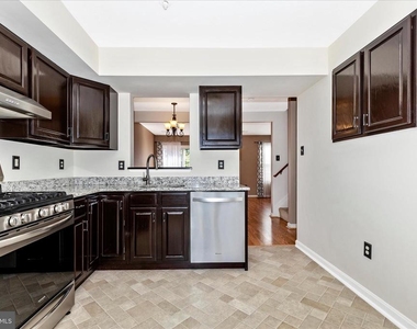 5621 Queen Anne Court - Photo Thumbnail 10