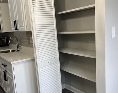 406 Essexwood Court - Photo Thumbnail 5