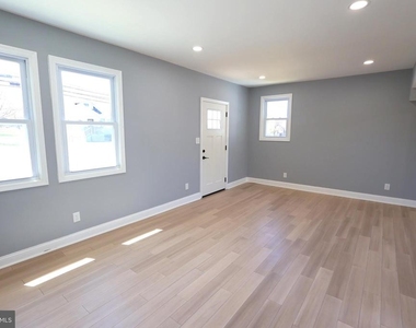 5110 Kenwood Avenue - Photo Thumbnail 16