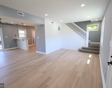 5110 Kenwood Avenue - Photo Thumbnail 15