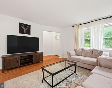 139 Hawaii Avenue Ne - Photo Thumbnail 2