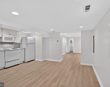 141 Uhland Terrace Ne - Photo Thumbnail 3