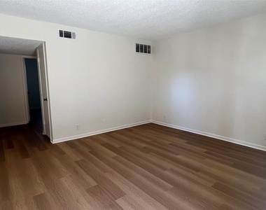 1410 W North Loop Blvd - Photo Thumbnail 17