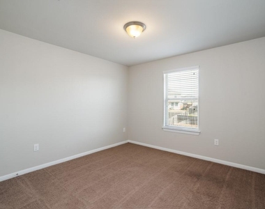 156 Triumph Rd - Photo Thumbnail 14