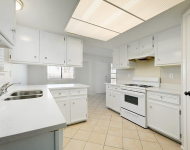 1214 Doonesbury Dr - Photo Thumbnail 10